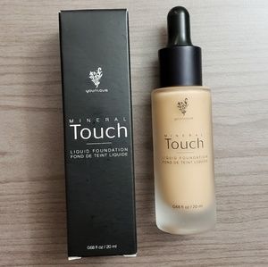 NWT Younique Liquid Foundation in Taffeta